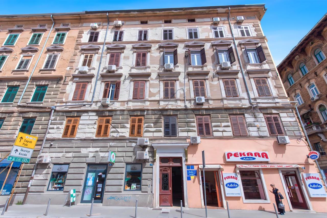 Market & Art Square Place Рийека Екстериор снимка